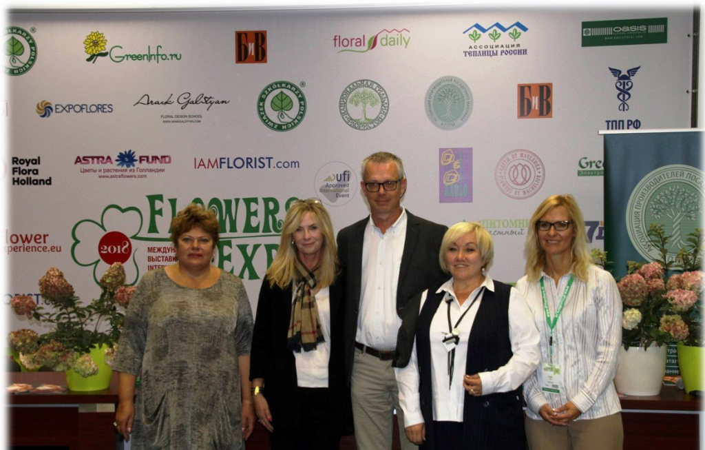 Презентация Самарской Лидии в Москве в МВЦ «Крокус Экспо». Фото встречи с Рено, 2018 год. На фото Татьяна Смирнова, Маргарита Ахмечет, Эрик Рено, Вера Глухова, Елена.jpg